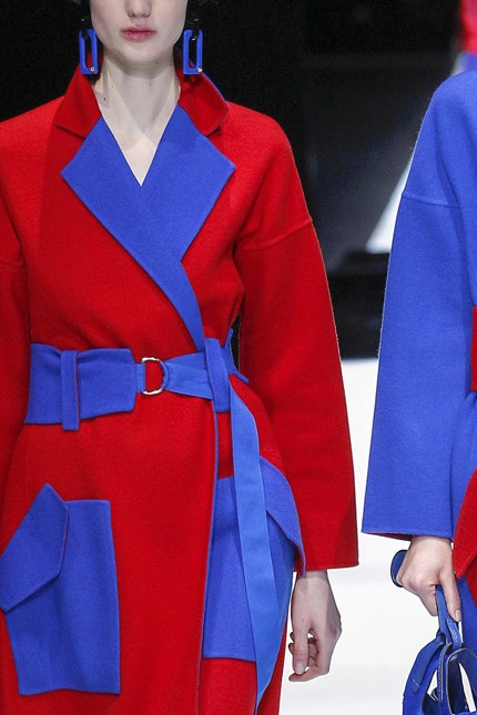 Неоновые оттенки красного и синего в верхней одежде фото с показов осенних коллекций 2017 | Vogue