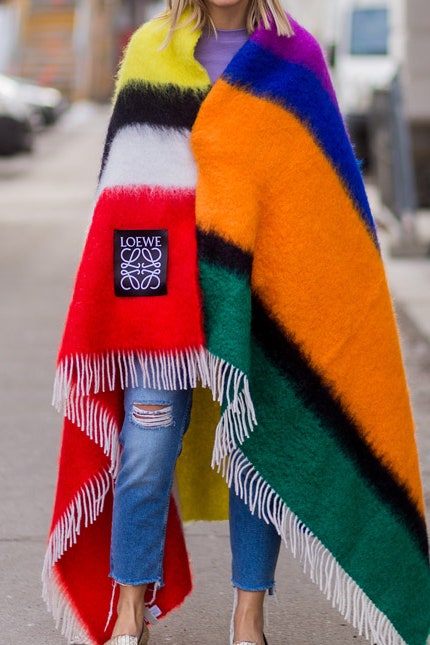 Шерстяное пончо поверх пальто модное спасение от зимних морозов | Vogue