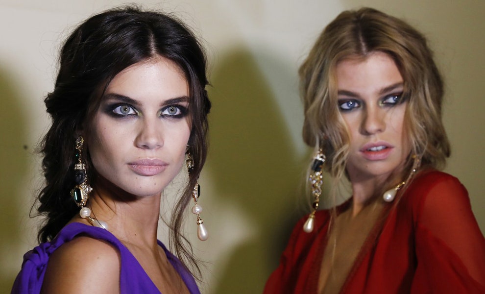 Образы моделей на показе Alberta Ferretti макияж с красными тенями и длинные косы | Vogue