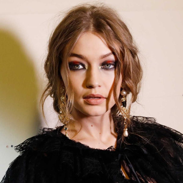 Макияж глаз с эффектом красной вспышки и викторианские косы на показе Alberta Ferretti