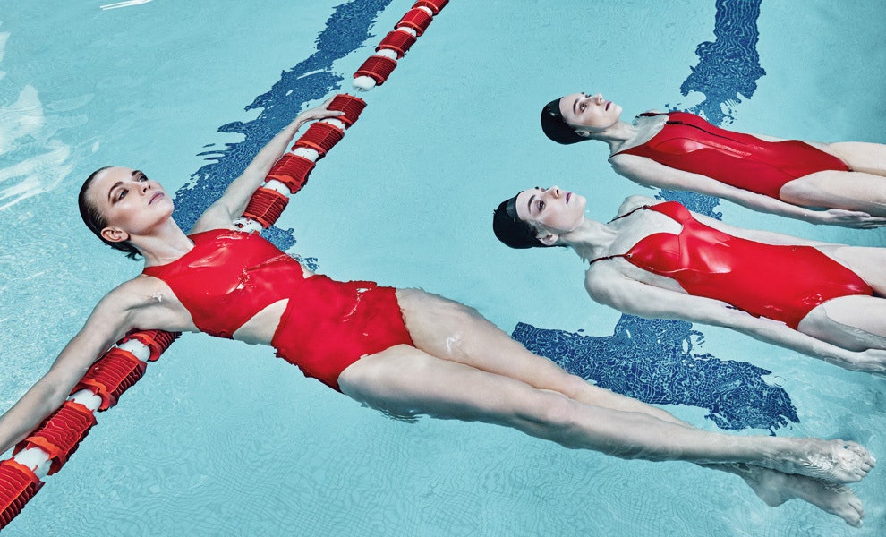 Модная спортивная форма для зимних пробежек на улице тренировок в спортзале и бассейне | Vogue