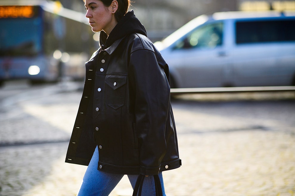 Широкоплечие кожаные куртки в стиле 80х модная тенденция с мировых подиумов | Vogue