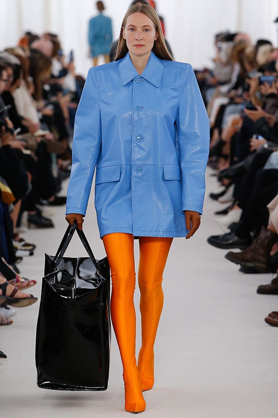 Широкоплечие кожаные куртки в стиле 80х модная тенденция с мировых подиумов | Vogue