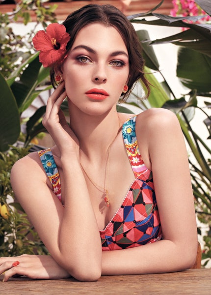 Косметика Dolce  Gabbana тропическая весенняя коллекция макияжа в ярких цветах | Vogue