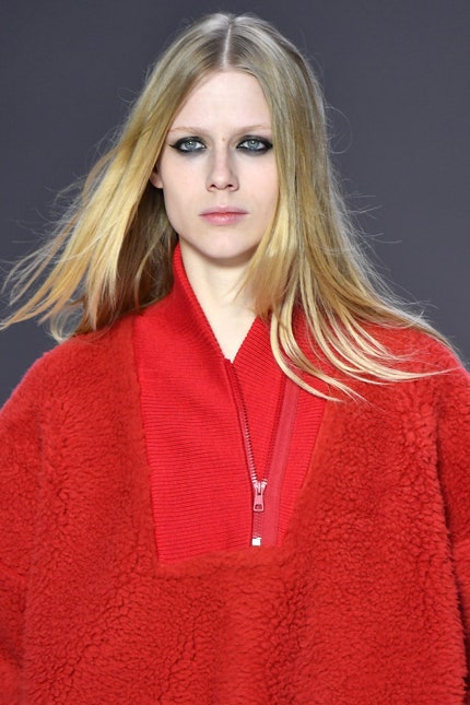 Красный флисовый свитшот Chlo из коллекции Клэр Уэйт Келлер и альтернативные варианты | Vogue