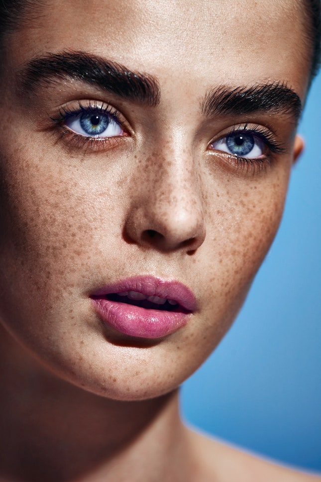 Стойкая помадапленка тренд в макияже из Кореи в продукции Cailyn Berrisom и Monomola | Vogue