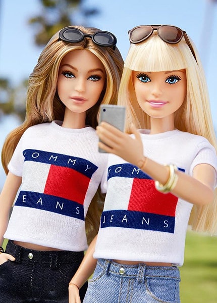 Кукла Barbie в образе Джиджи Хадид в фирменной одежде Tommy Hilfiger | Vogue