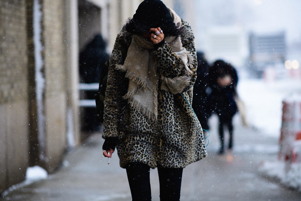 Стритстайлфото на Неделе моды в НьюЙорке что носят модницы в снежную погоду | Vogue