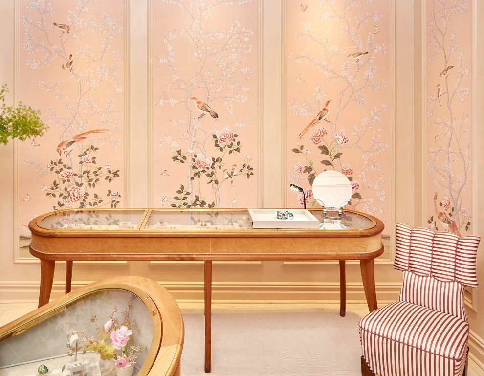 Шелковый халат Moda Operandi x de Gournay с принтом повторяющим рисунок обоев | Vogue