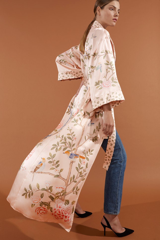 Шелковый халат Moda Operandi x de Gournay с принтом повторяющим рисунок обоев | Vogue