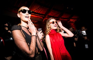Карли Клосс в Louis Vuitton и Наталья Водянова в Givenchy.