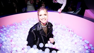 Fabulous Fund Fair гости благотворительной ярмарки Натальи Водяновой и Карли Клосс | Vogue