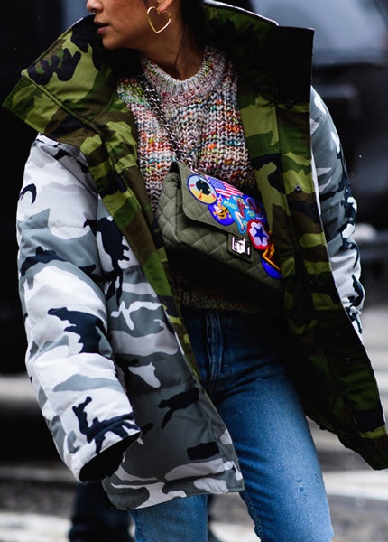 Модные серьгихулахупы на стритстайлфото Недель моды в НьюЙорке и Лондоне | Vogue