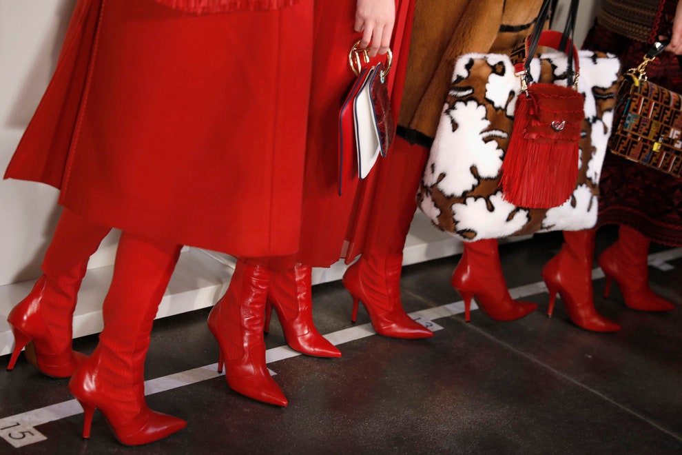 Красные сапоги  модная обувь сезона осеньзима 2017 фото с показов Недели моды в Милане | Vogue
