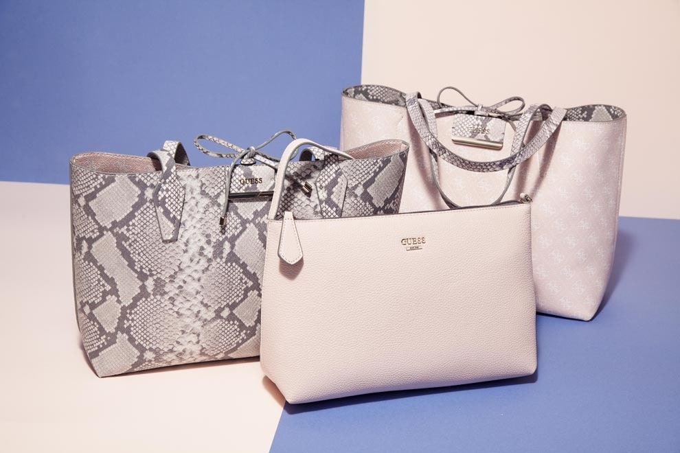 Коллекция сумок Bobbi от Guess двусторонние шоперы ридикюли сумкиторбы | Vogue