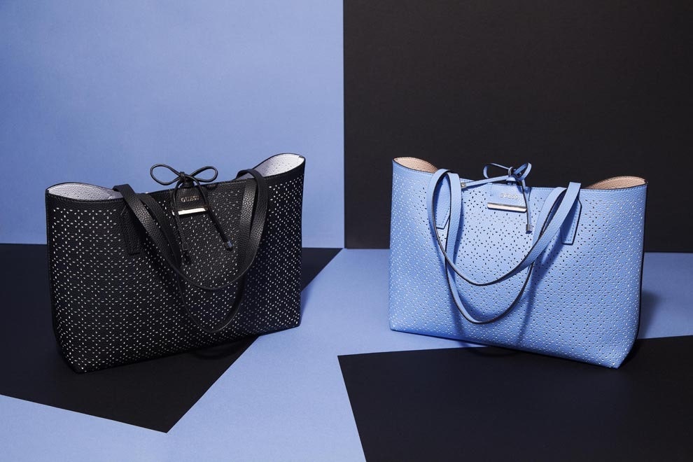 Коллекция сумок Bobbi от Guess двусторонние шоперы ридикюли сумкиторбы | Vogue