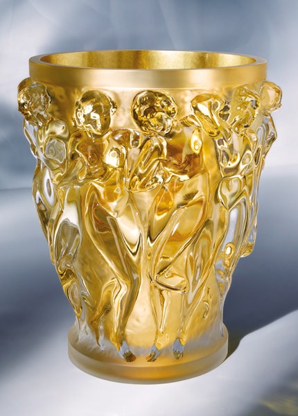 Хрустальная ваза «Вакханки» Lalique с покрытием из сусального золота к 90летнему юбилею | Vogue