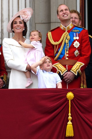 Кейт Миддлтон в пальто Alexander McQueen шляпе Philip Treacy и украшениях Mappin  Webb на балконе Букингемского дворца.