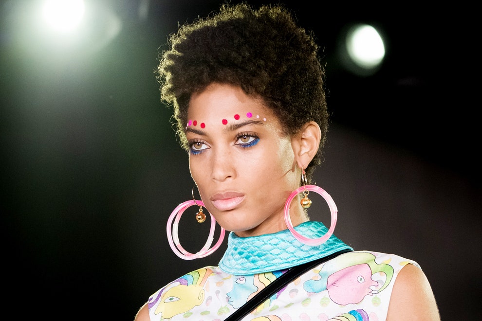Lancôme и Олимпия ЛеТан выпустят коллекцию макияжа с уклоном в 60е | Vogue