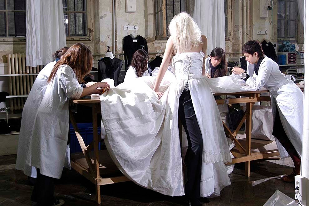 Выставкаретроспектива работ Мартина Маржела в Музее Гальера в Париже | Vogue