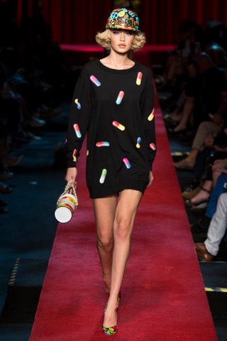 Джиджи Хадид на показе Moschino весналето 2017.
