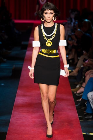 Белла Хадид на показе Moschino весналето 2017.