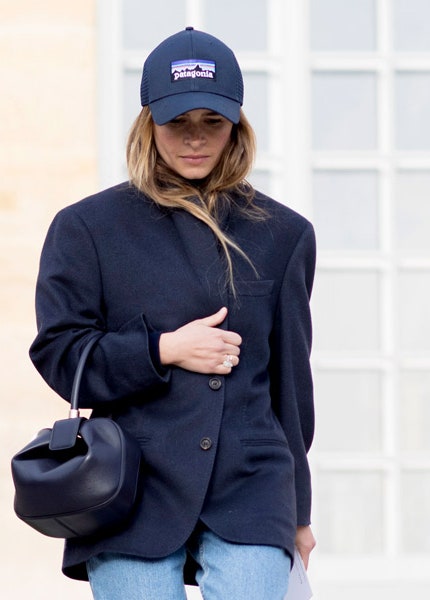 Как носить бейсбольную кепку стритстайлфото и кадры с модных показов | Vogue