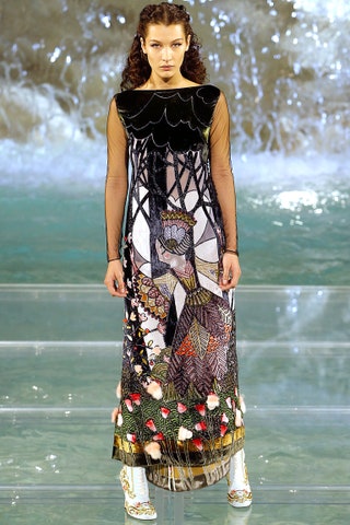 Белла Хадид на показе Fendi Couture осеньзима 2016 .