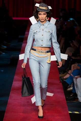 Белла Хадид на показе Moschino весналето 2017.