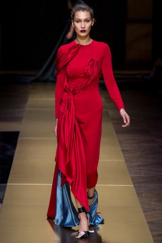 Белла Хадид на показе Atelier Versace Couture осеньзима 2016.