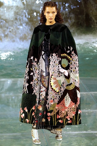 Белла Хадид на показе Fendi Couture осеньзима 2016 .