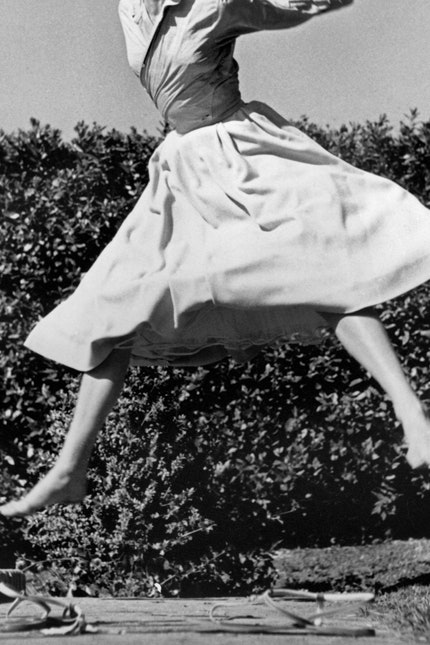 Выставка серии фотографий Филиппа Халсмана «Прыжок» в Еврейском музее откроется 22 февраля | Vogue