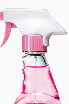 Moschino Pink Fresh Couture аромат с нотами кедра сочного граната и шлейфом ландыша | Vogue