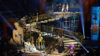Фото с показа Dolce  Gabbana Alta Moda в миланском театре La Scala | Vogue