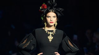 Фото с показа Dolce  Gabbana Alta Moda в миланском театре La Scala | Vogue
