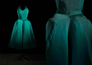 Коктейльное платье из изумрудного шелка Christian Dior Haute Couture осеньзима 1952.