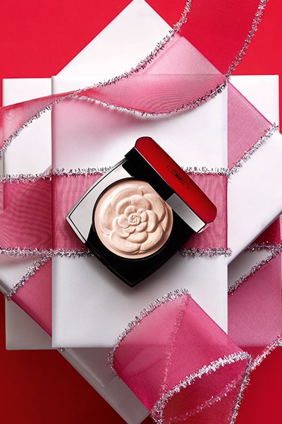 Новогодняя коллекция макияжа Chanel мерцающие пудра тени и румяна | Vogue
