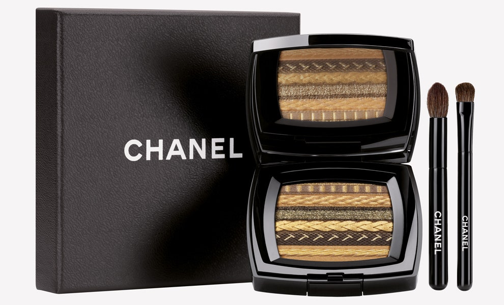 Новогодняя коллекция макияжа Chanel мерцающие пудра тени и румяна | Vogue