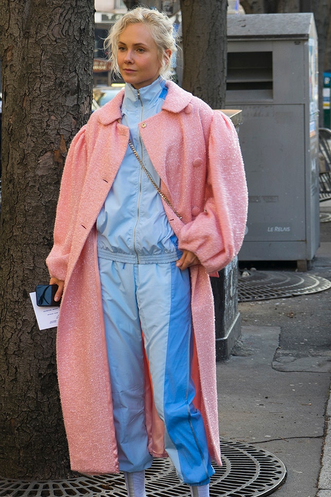 Фото Ольги Карпуть в спортивном костюме Cottweiler и розовом пальто Simone Rocha | Vogue