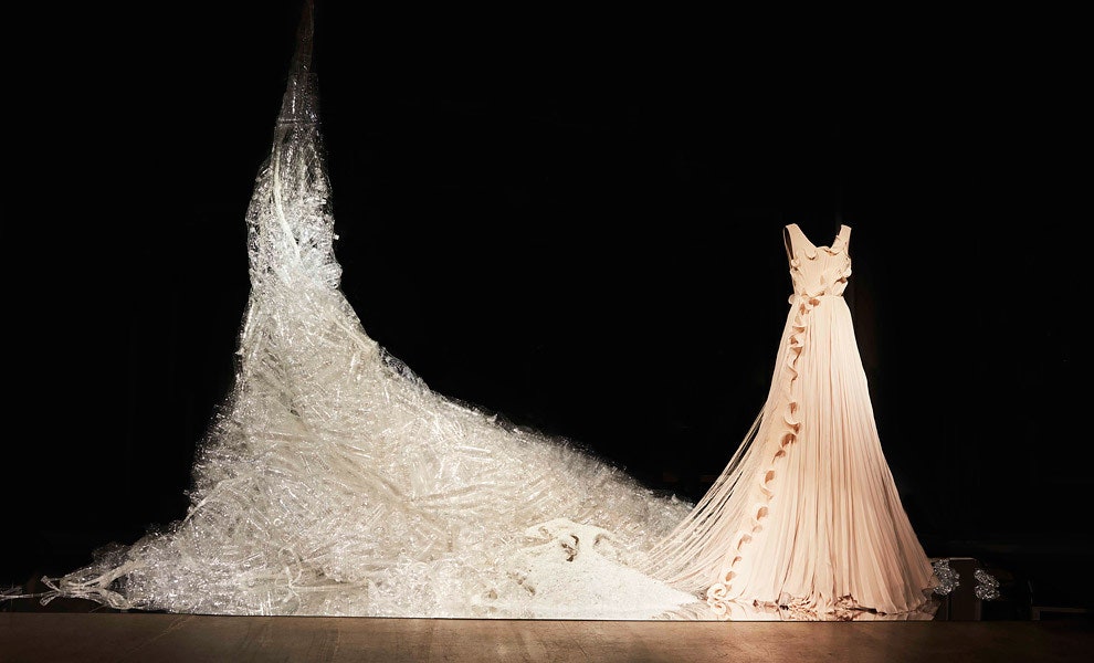 Наталья Водянова в платье HM Conscious Exclusive из отходов собранных с береговой линии | Vogue
