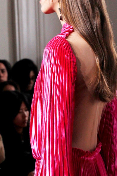 Платье Valentino из плиссированного атласа цвета фуксии из коллекции Пьерпаоло Пиччоли | Vogue