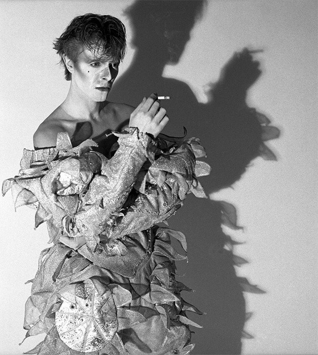 Дэвид Боуи эволюция стиля в образах Зигги Стардаста Джека Хеллоуина Белого Герцога и других | Vogue