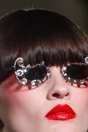 Модные тенденции макияжа глиттер румяные виски влажный блеск | Vogue