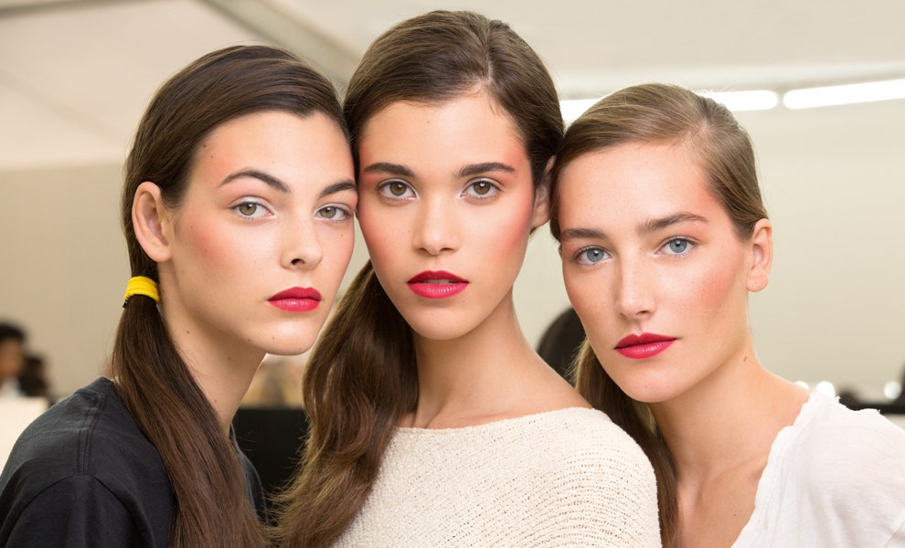 Модные тенденции макияжа глиттер румяные виски влажный блеск | Vogue