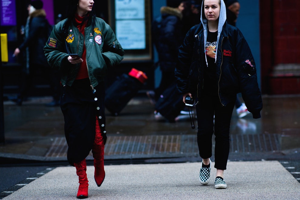 Streetstyle фото на Неделе мужской моды в Лондоне самые эффектные женские образы | Vogue