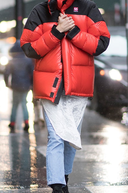 Как носить пуховики модные образы Вероники Хейлбрюннер на Неделе моды в НьюЙорке | Vogue