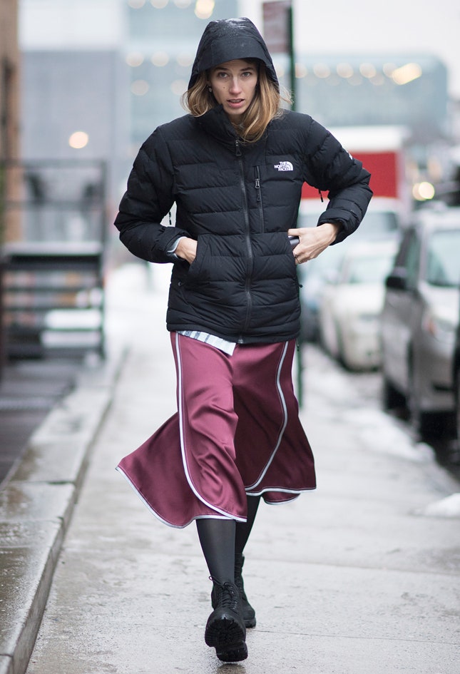 Как носить пуховики модные образы Вероники Хейлбрюннер на Неделе моды в НьюЙорке | Vogue