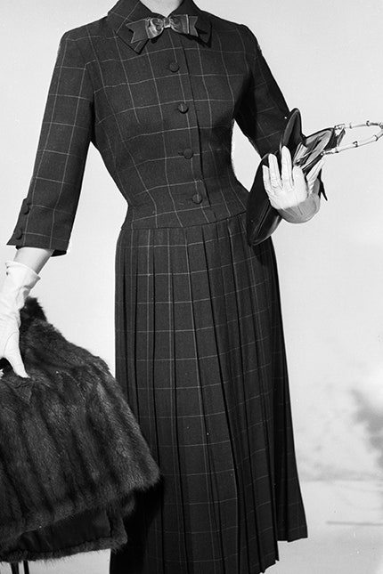 Модные юбки в крупную складку ниже колена где найти и как носить | Vogue