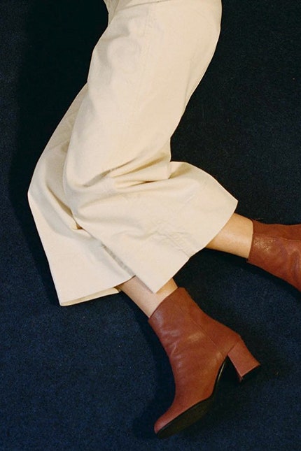 Обувь About Arianne из Барселоны ботильоны туфли шлепки с простым дизайном | Vogue