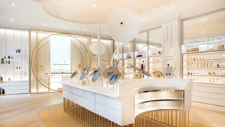 Большой музей парфюмерии открылся в Париже на улице ФобурСентОноре | Vogue